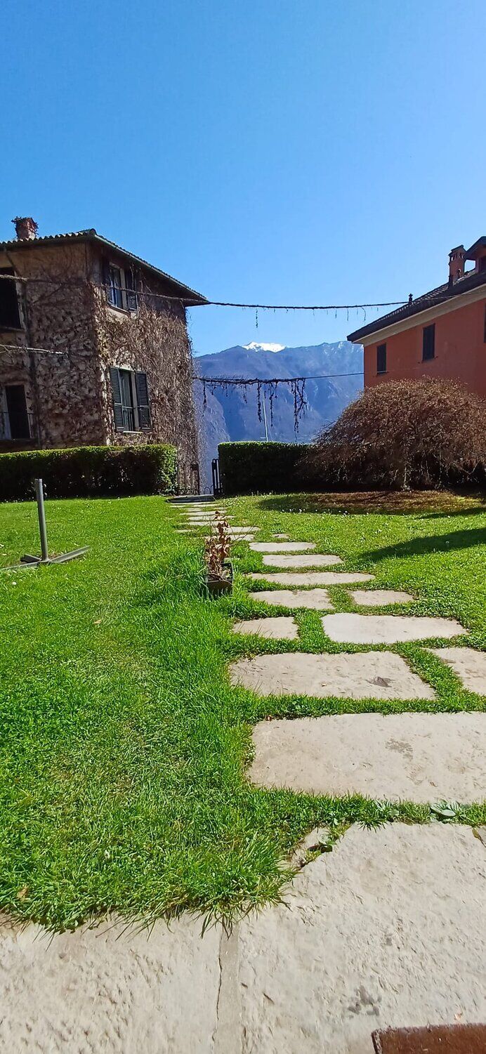 Giardino curato davanti a un appartamento sul Lago di Como